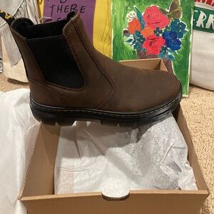 Dr. Martens
Embury Chelsea Boot